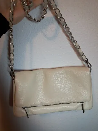 Bolso beige de piel con cadena
