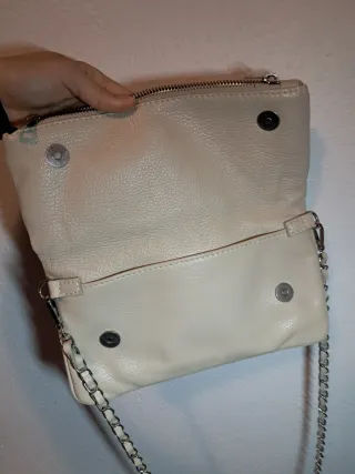 Bolso beige de piel con cadena