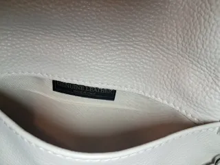 Bolso beige de piel con cadena