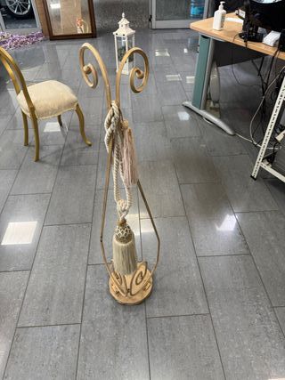 Pie decorativo de hierro dorado