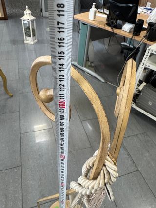 Pie decorativo de hierro dorado