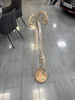 Pie decorativo de hierro dorado