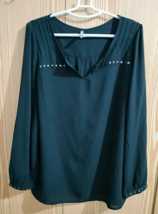 Blusa negra adornos plateados talla 40