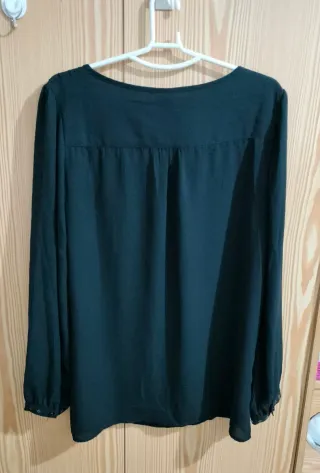 Blusa negra adornos plateados talla 40