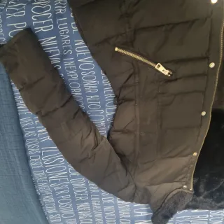 Abrigo plumífero negro Zara