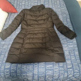 Abrigo plumífero negro Zara
