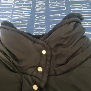 Abrigo plumífero negro Zara