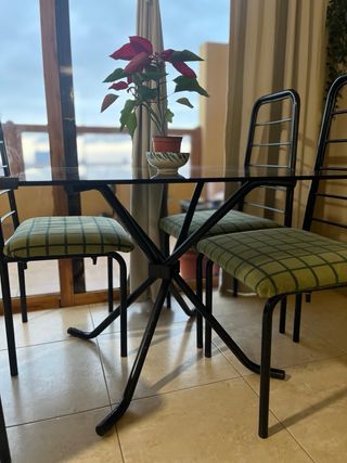 Mesa de cristal y 4 sillas