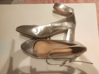 Zapatos de tacón plateados con pulsera