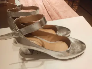 Zapatos de tacón plateados con pulsera
