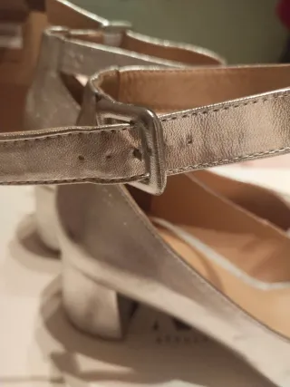 Zapatos de tacón plateados con pulsera