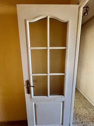 Puerta blanca con cristal y sin cristal