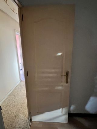 Puerta blanca con cristal y sin cristal