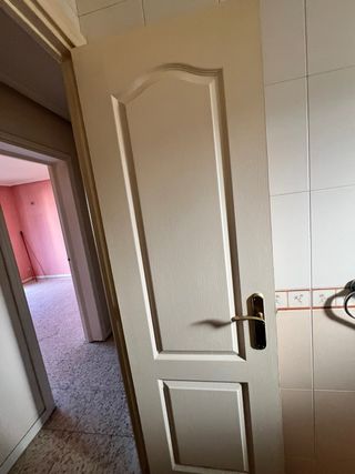 Puerta blanca con cristal y sin cristal