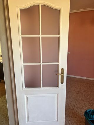 Puerta blanca con cristal y sin cristal