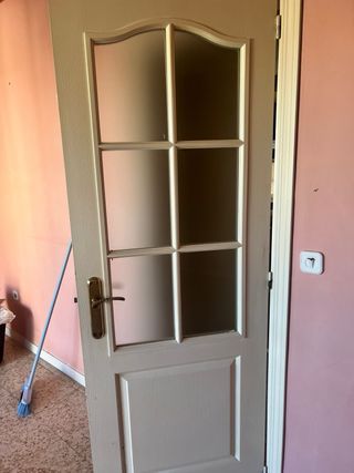 Puerta blanca con cristal y sin cristal