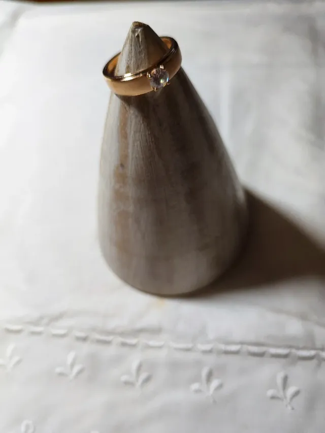 Anillo dorado con piedra