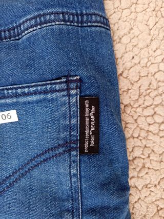 Pantalones vaqueros azules con rodilla