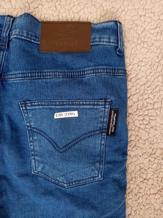 Pantalones vaqueros azules con rodilla