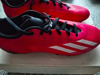 Scarpe da calcio Adidas fucsia