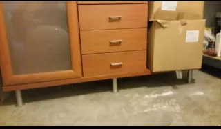 Librería de madera y cristal