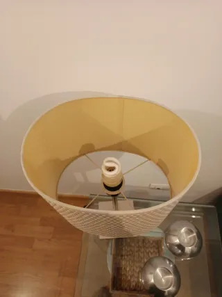 Lámpara de mesa beige y plateada