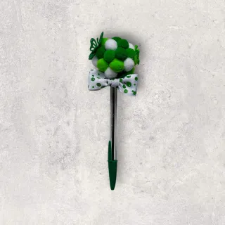 Bolígrafo decorado con pompones y lazo