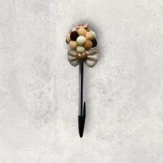 Bolígrafo decorado con pompones y lazo