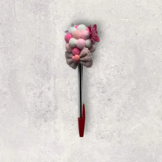 Bolígrafo decorado con pompones y lazo