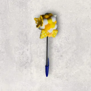 Bolígrafo decorado con pompones y lazo