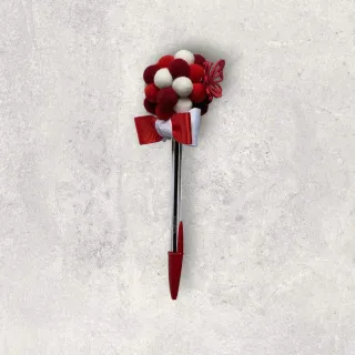 Bolígrafo decorado con pompones y lazo