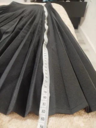 Falda plisada Stradivarius negra