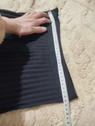 Falda plisada Stradivarius negra