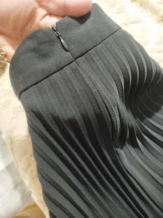 Falda plisada Stradivarius negra