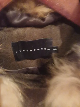 Abrigo marrón con capucha de pelo