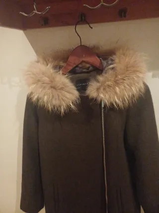 Abrigo marrón con capucha de pelo