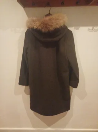 Abrigo marrón con capucha de pelo