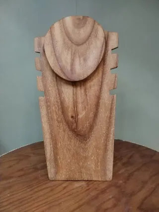 Espositore per collane in legno a forma di busto