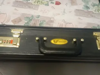 Maletín GM Negro con Herrajes Dorados