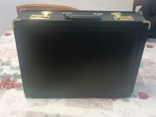 Maletín GM Negro con Herrajes Dorados