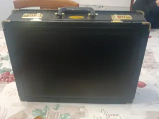 Maletín GM Negro con Herrajes Dorados