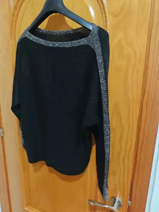 Jersey negro con detalles plateados