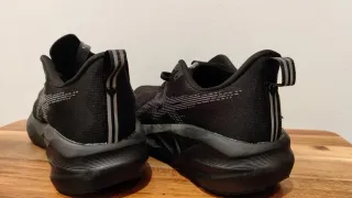 Zapatillas Asics Novablast 5 Negro/Gris