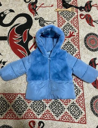 Cappotto invernale blu con cappuccio