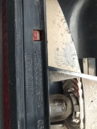 PILOTO TRASERO CENTRAL DACIA DUSTER (2)