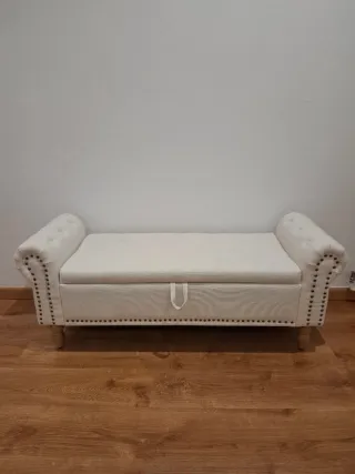 Sofá baúl beige con patas de madera