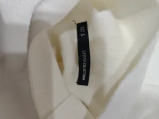 Jersey blanco cuello alto con botón