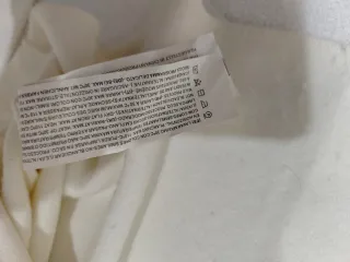 Jersey blanco cuello alto con botón