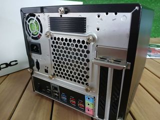 Torre SHUTTLE 68405 (RAM: 0 GB - HDD & SSD)