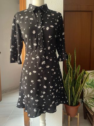 Vestido camisero negro floral blanco Primark